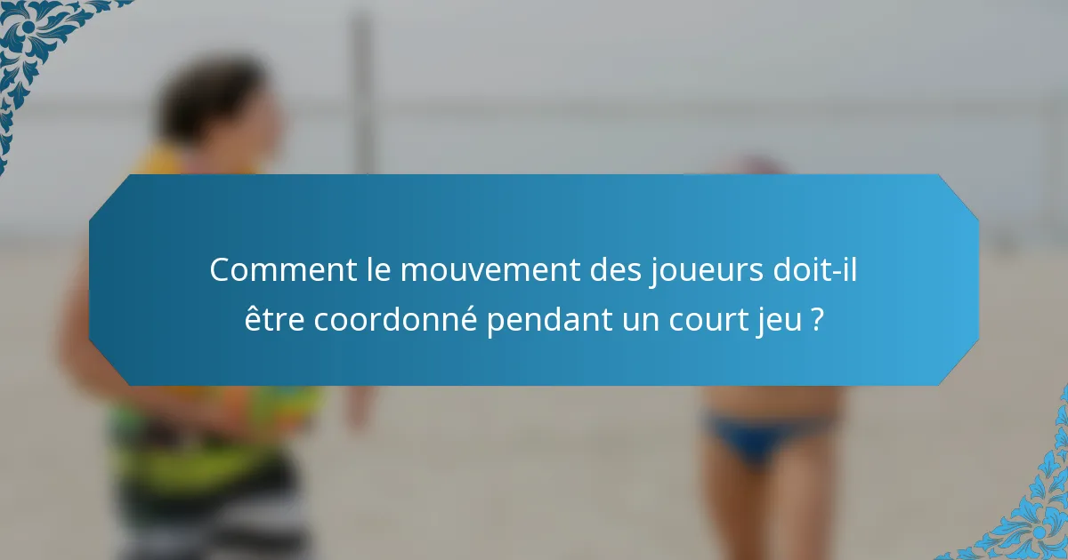 Comment le mouvement des joueurs doit-il être coordonné pendant un court jeu ?